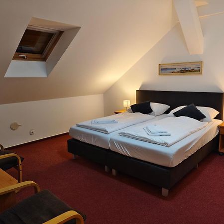 Hotel Bily Konicek Тршебонь Экстерьер фото