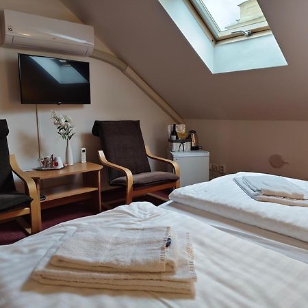 Hotel Bily Konicek Тршебонь Экстерьер фото