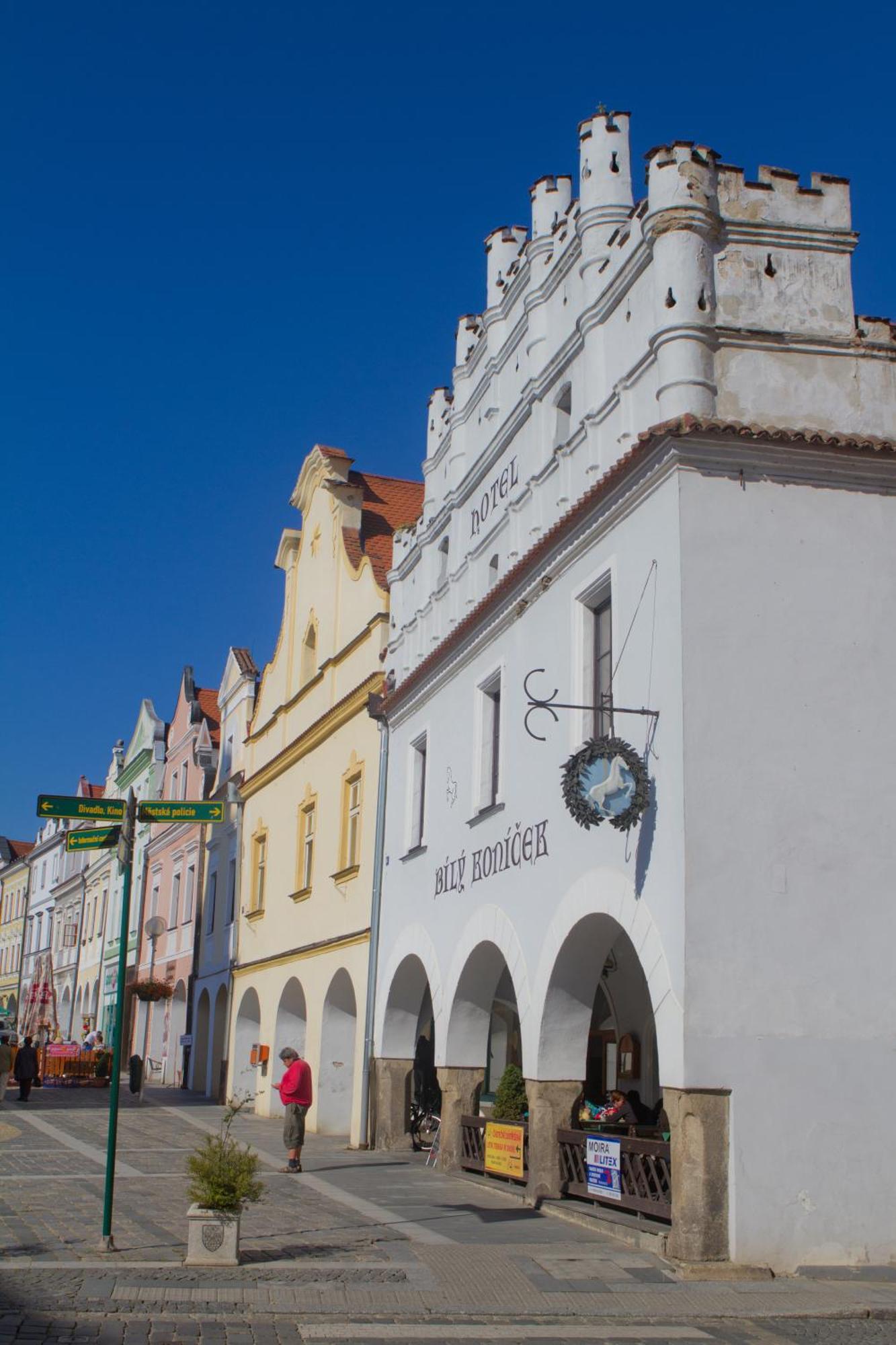 Hotel Bily Konicek Тршебонь Экстерьер фото