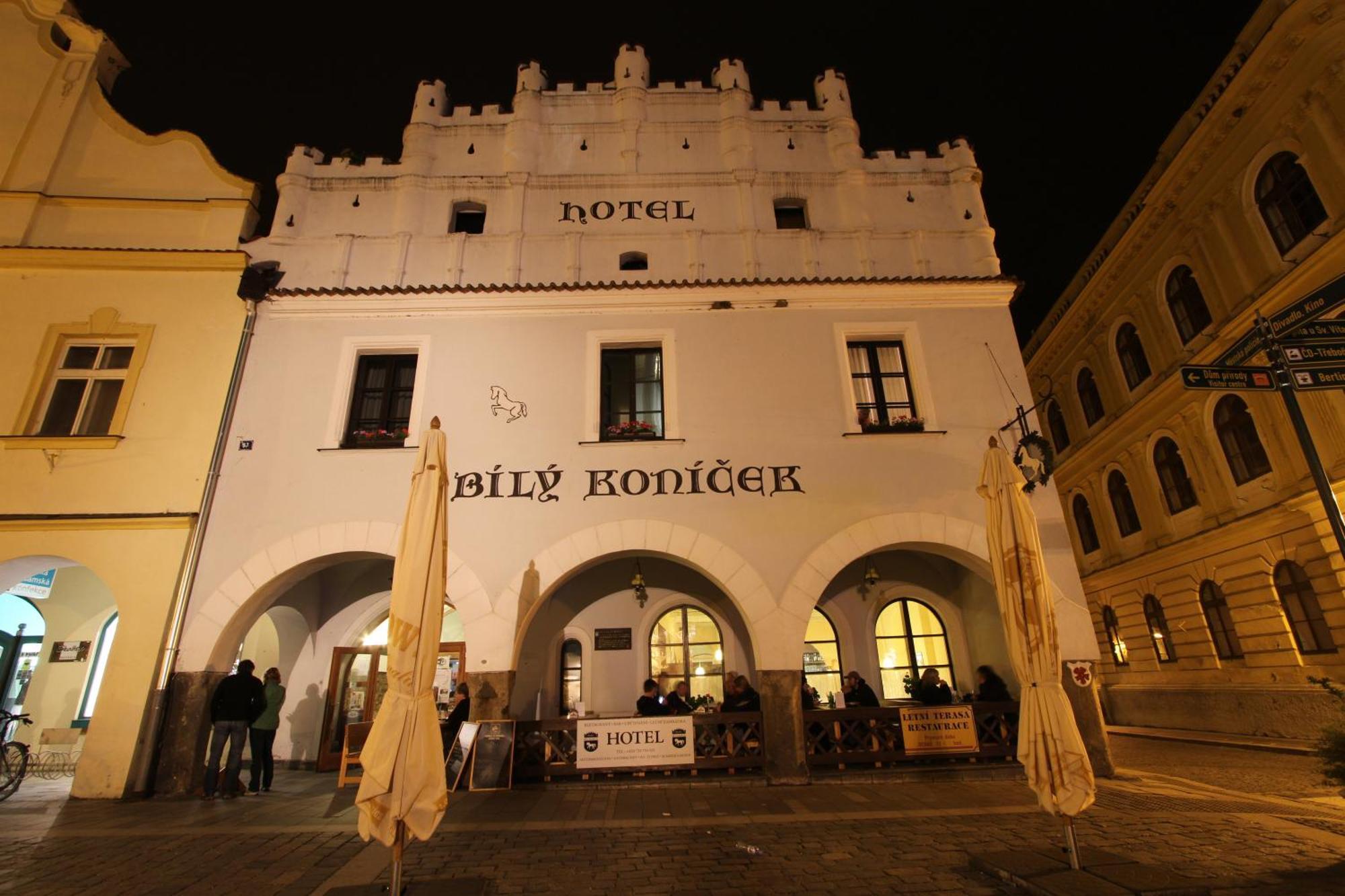 Hotel Bily Konicek Тршебонь Экстерьер фото
