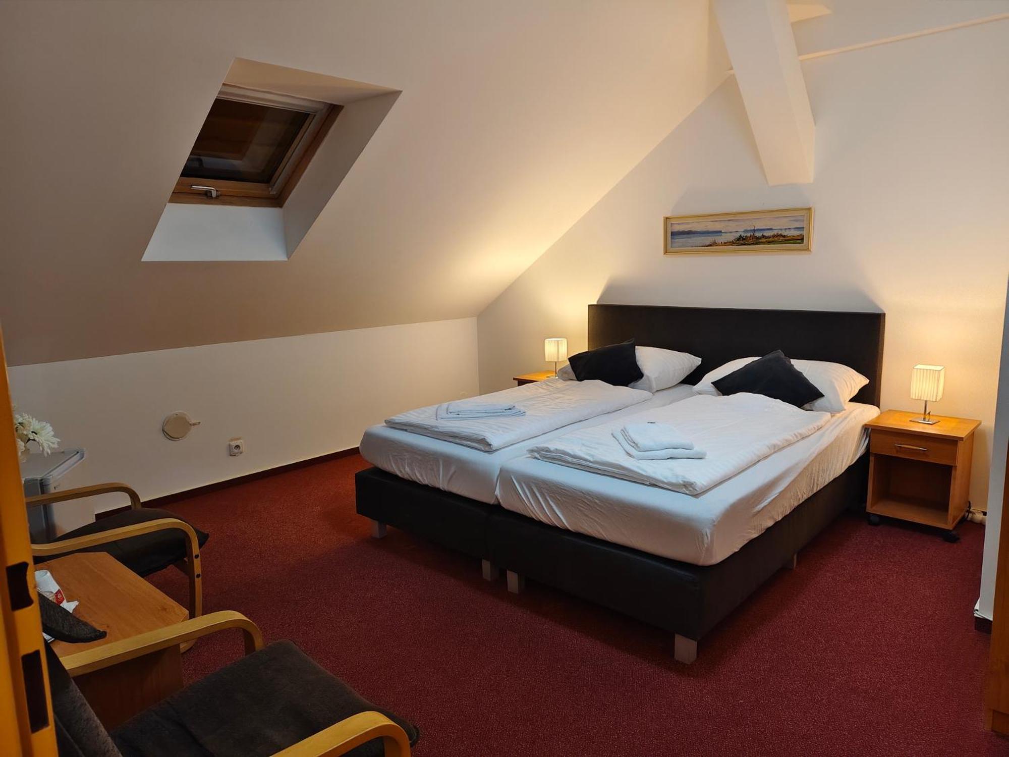 Hotel Bily Konicek Тршебонь Экстерьер фото