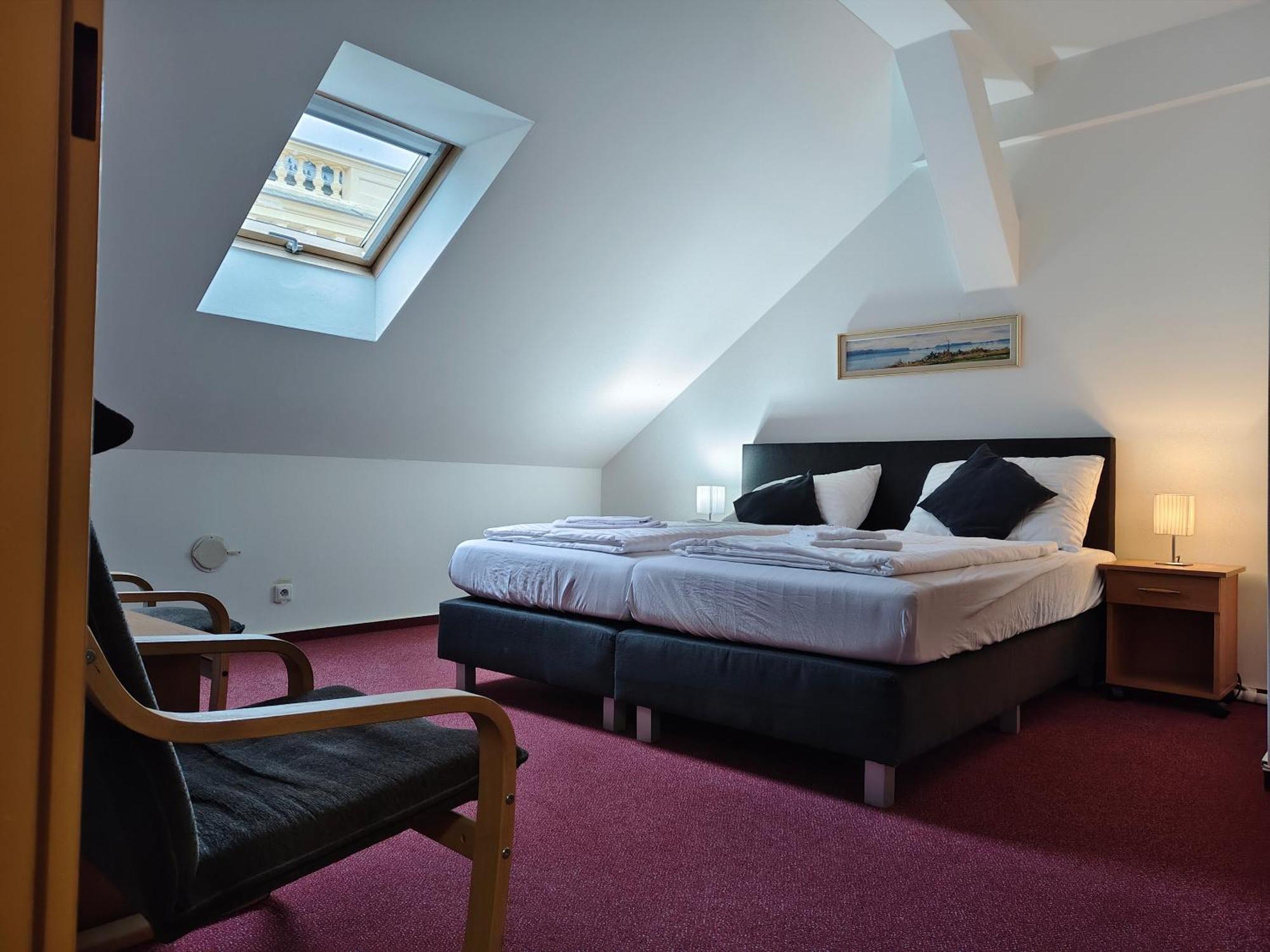Hotel Bily Konicek Тршебонь Экстерьер фото