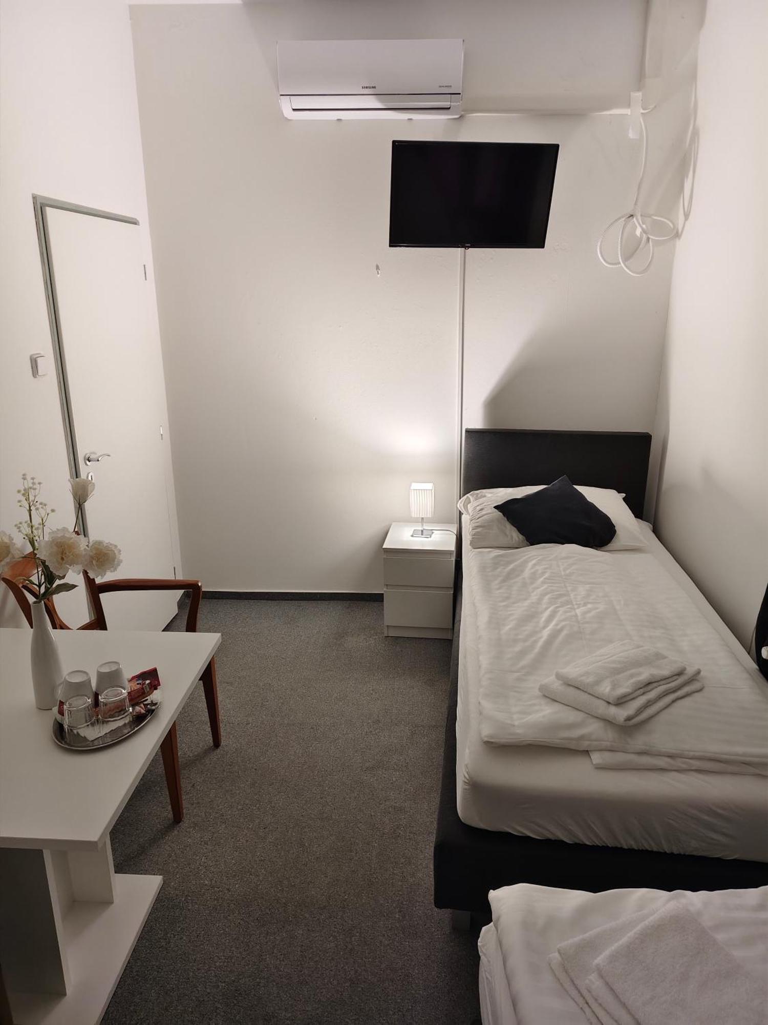 Hotel Bily Konicek Тршебонь Экстерьер фото