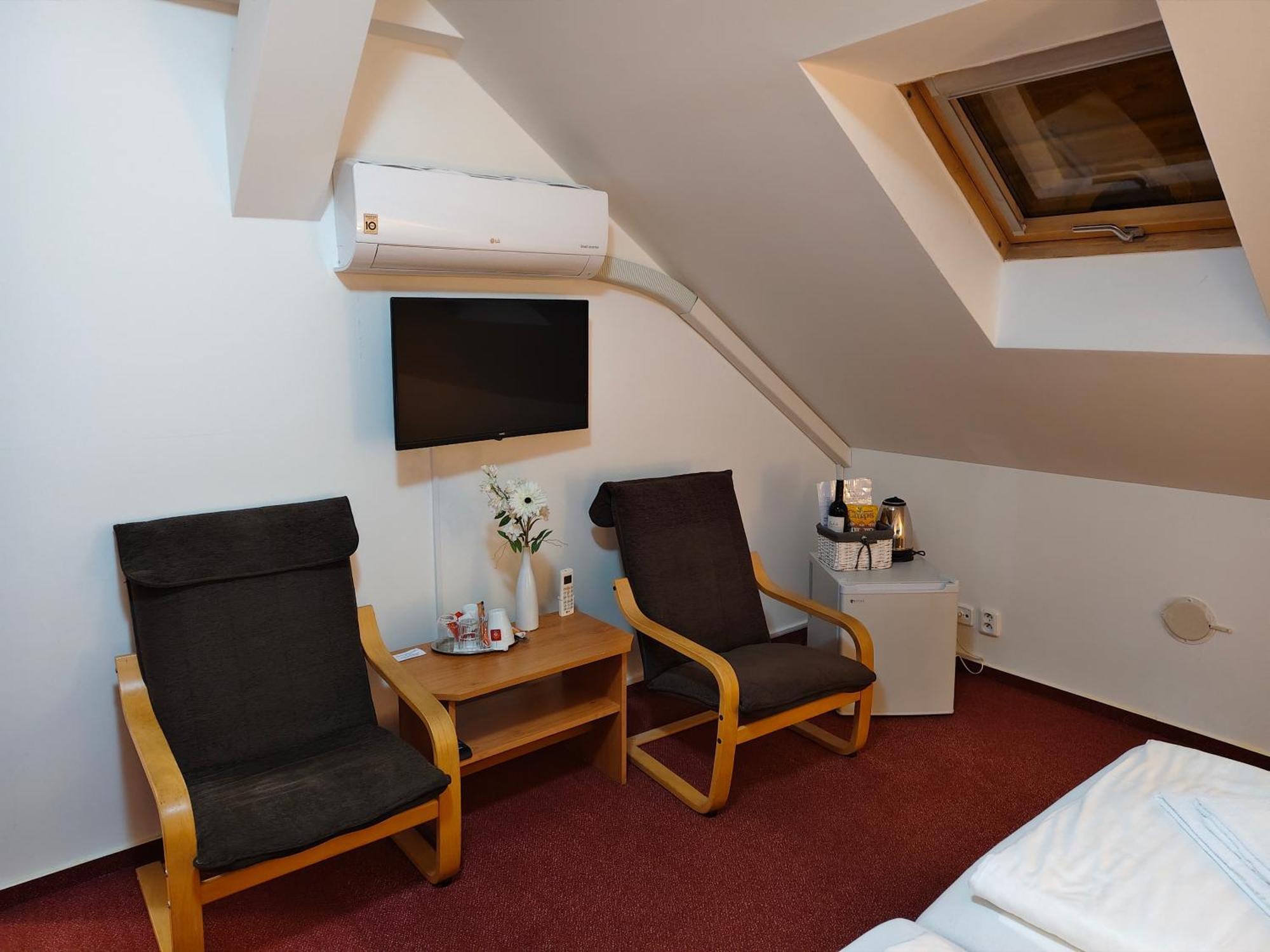 Hotel Bily Konicek Тршебонь Экстерьер фото