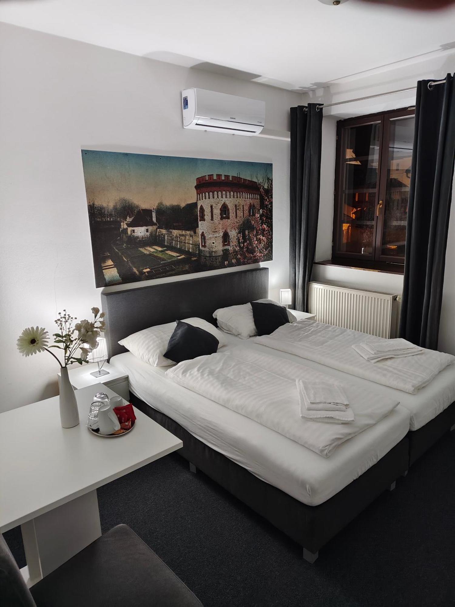 Hotel Bily Konicek Тршебонь Экстерьер фото