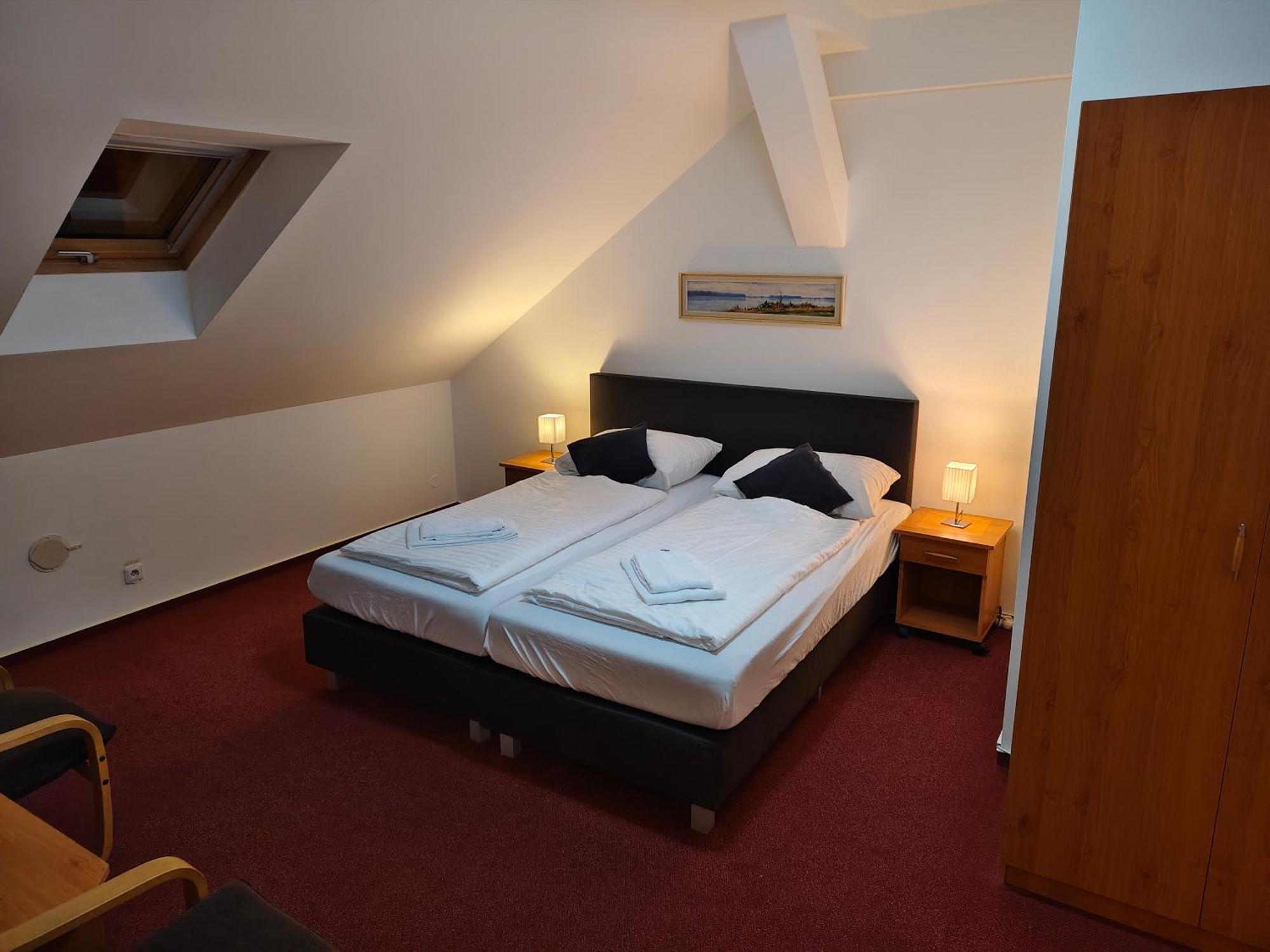Hotel Bily Konicek Тршебонь Экстерьер фото