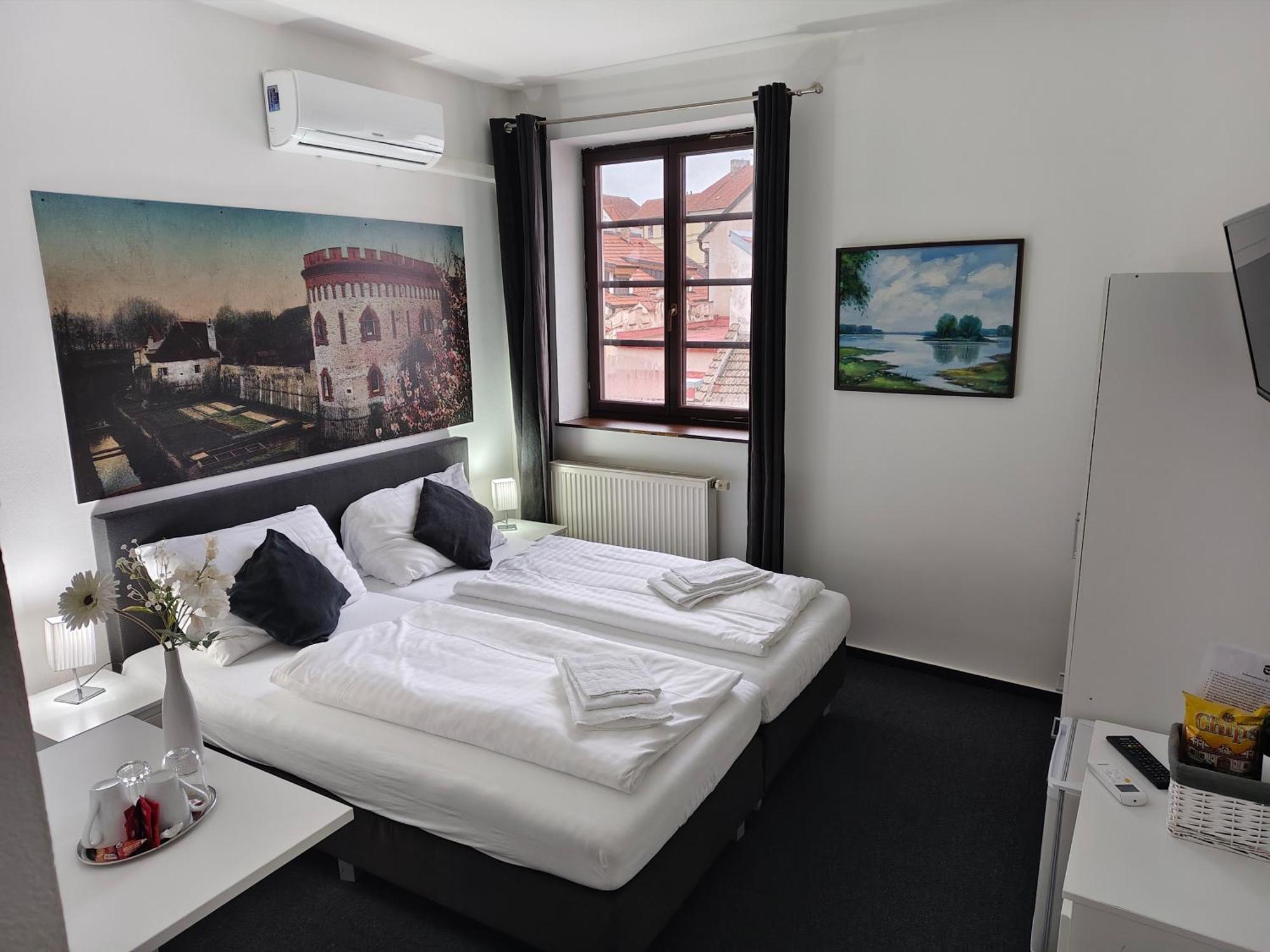 Hotel Bily Konicek Тршебонь Экстерьер фото