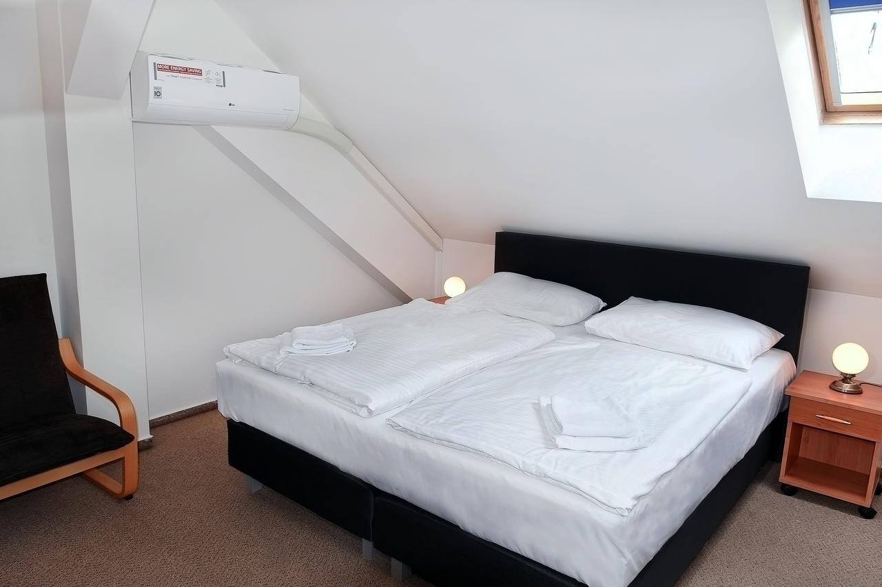 Hotel Bily Konicek Тршебонь Экстерьер фото