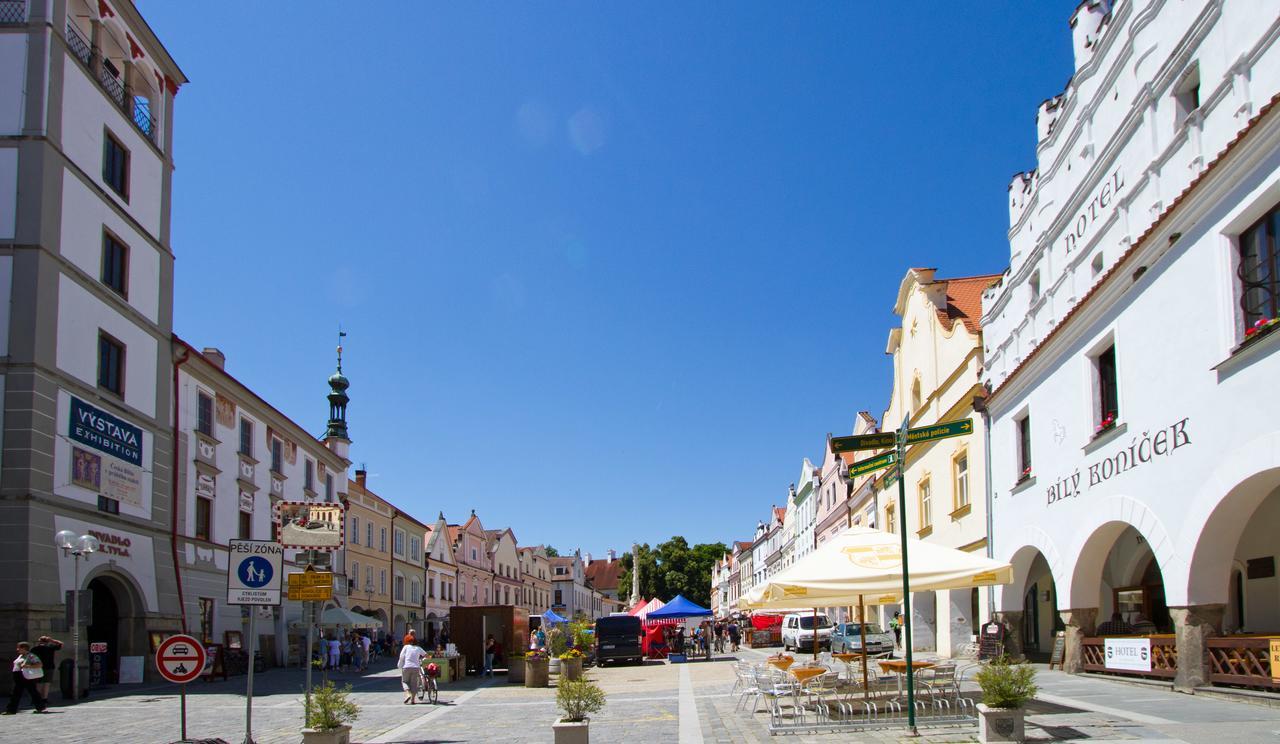 Hotel Bily Konicek Тршебонь Экстерьер фото