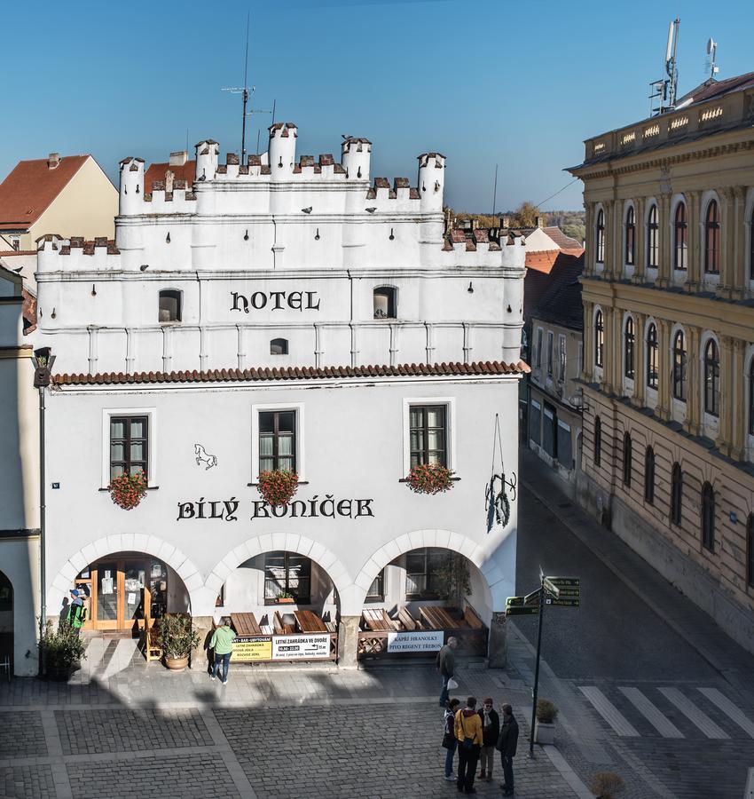 Hotel Bily Konicek Тршебонь Экстерьер фото