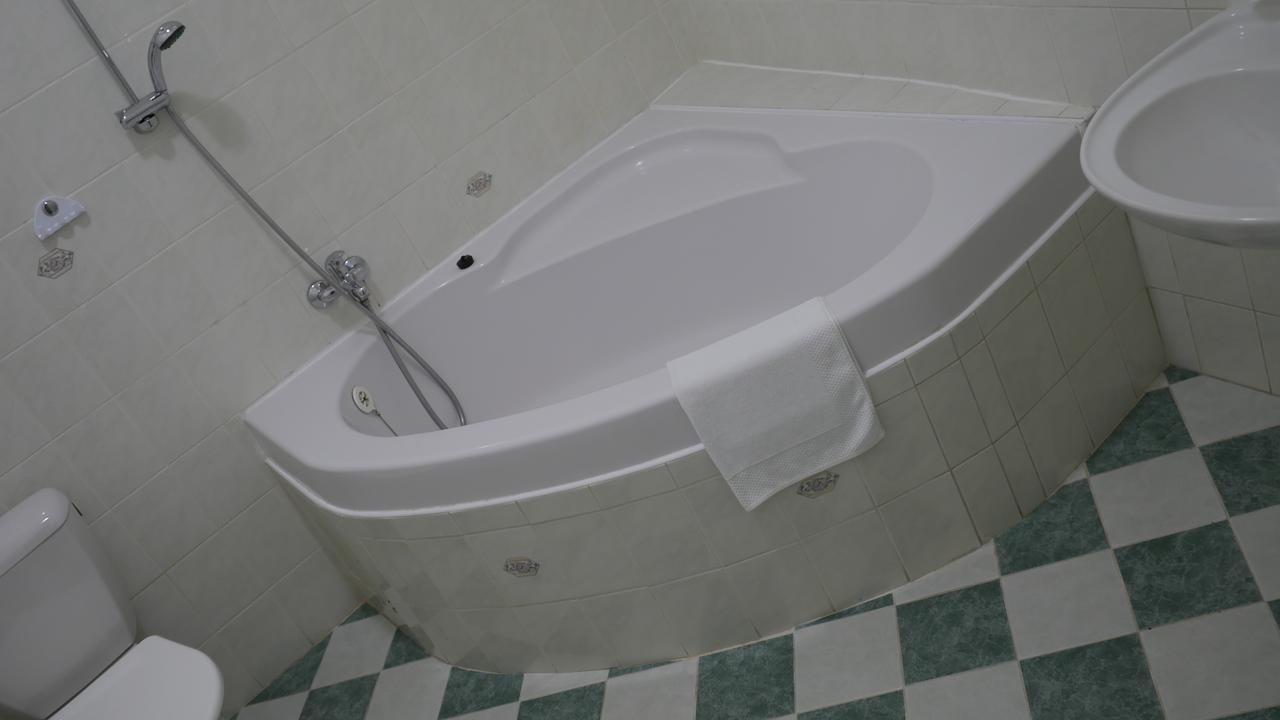 Hotel Bily Konicek Тршебонь Экстерьер фото