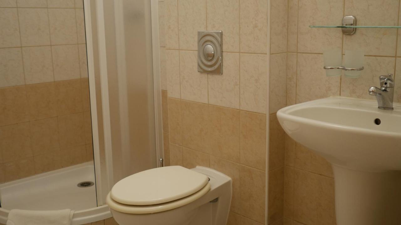 Hotel Bily Konicek Тршебонь Экстерьер фото