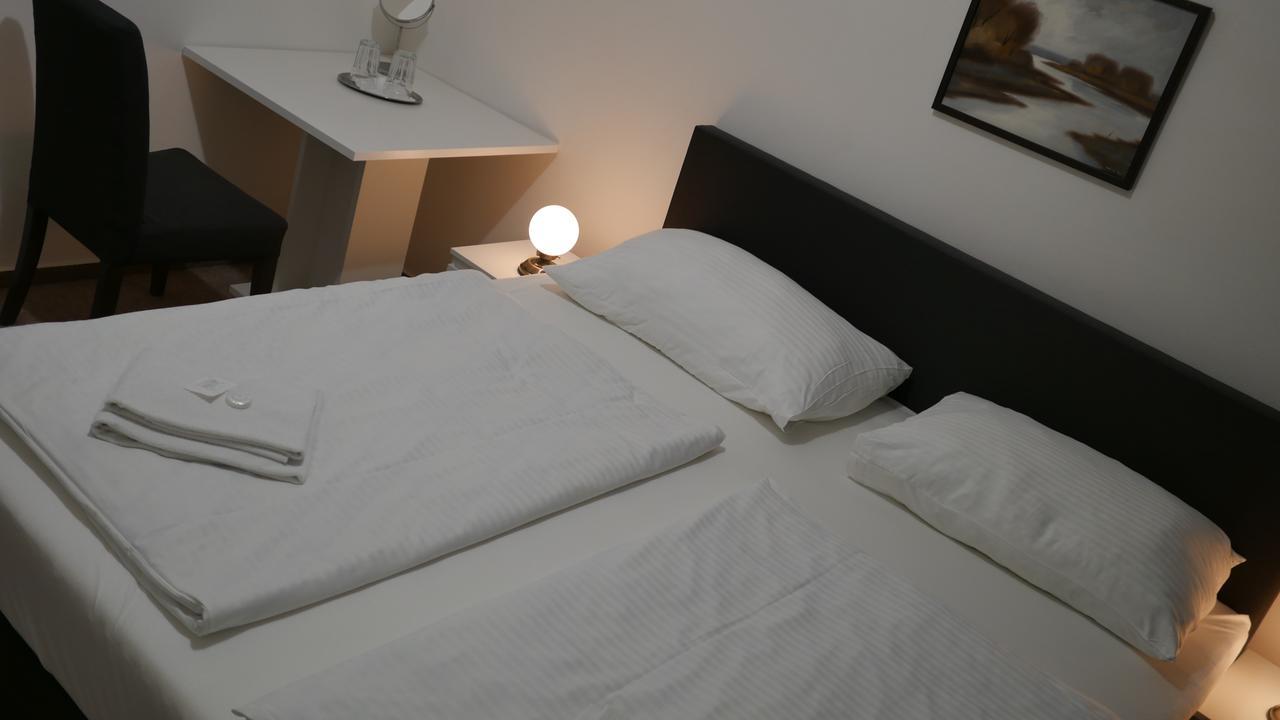 Hotel Bily Konicek Тршебонь Экстерьер фото