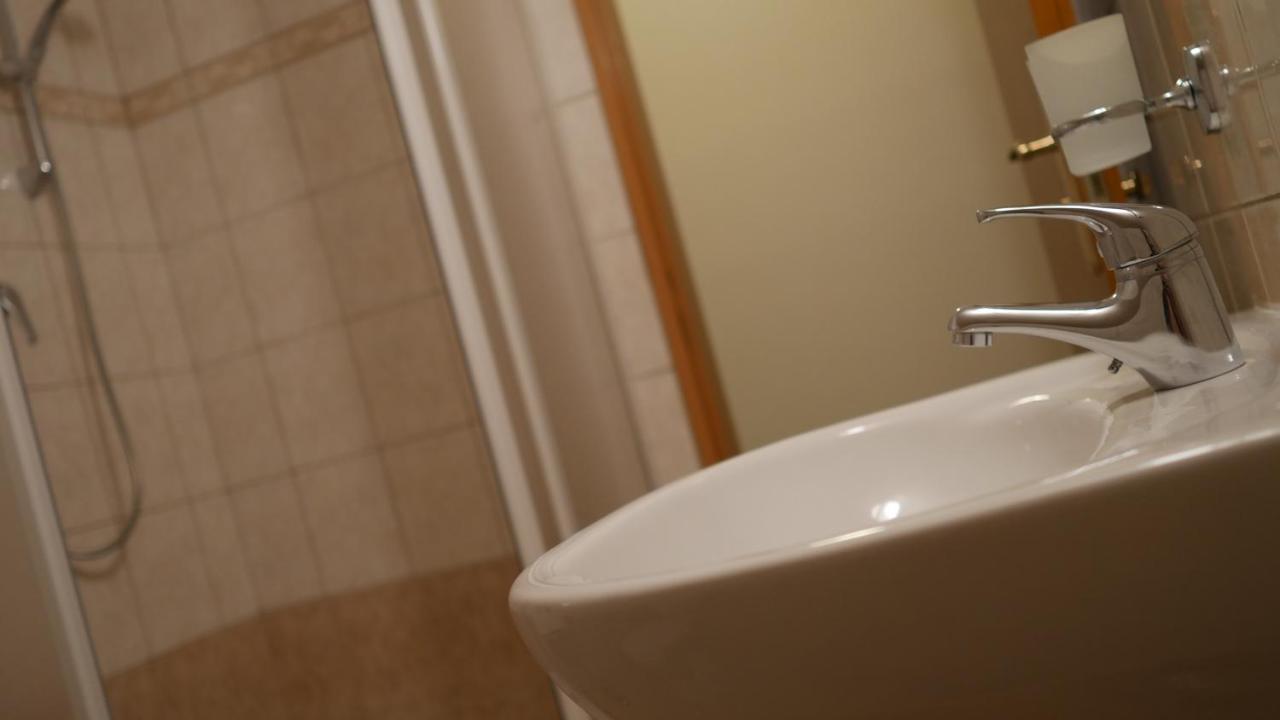Hotel Bily Konicek Тршебонь Экстерьер фото