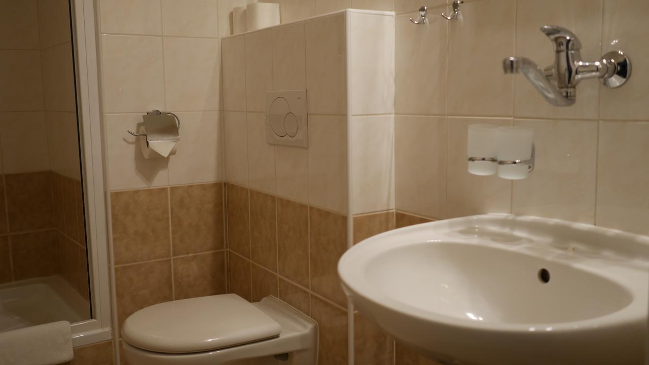 Hotel Bily Konicek Тршебонь Экстерьер фото