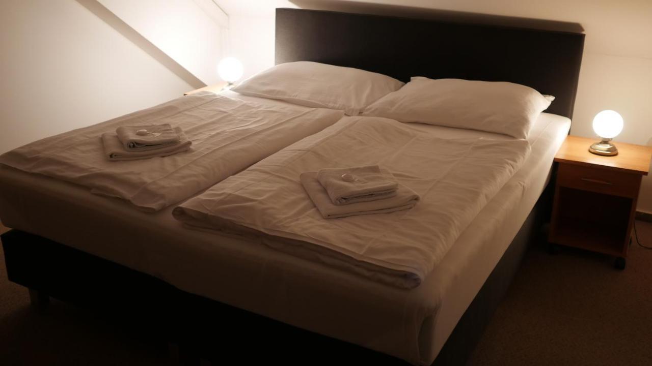 Hotel Bily Konicek Тршебонь Экстерьер фото