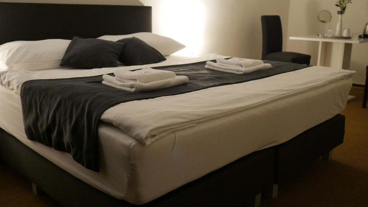 Hotel Bily Konicek Тршебонь Экстерьер фото
