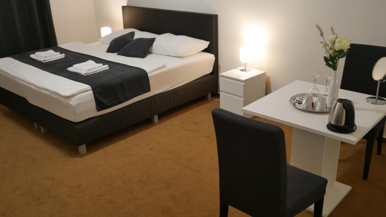 Hotel Bily Konicek Тршебонь Экстерьер фото