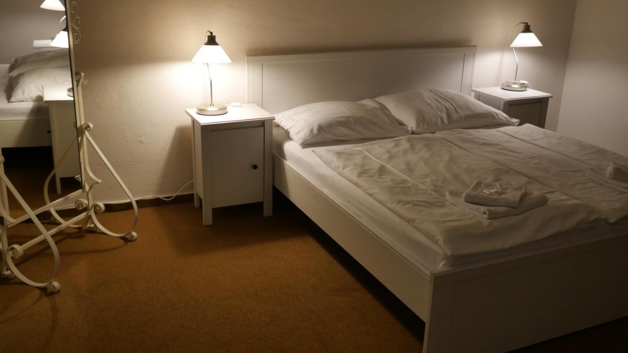 Hotel Bily Konicek Тршебонь Экстерьер фото