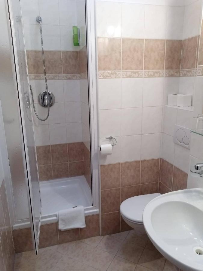 Hotel Bily Konicek Тршебонь Экстерьер фото